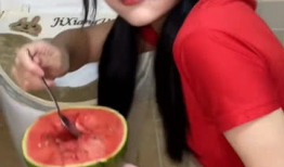 男友喂你吃瓜,男友喂我吃瓜的温馨回忆